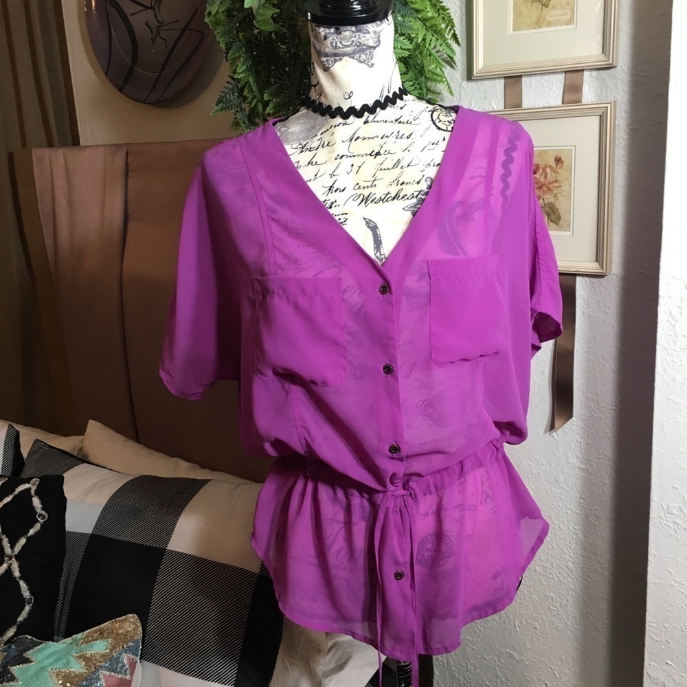 ⭐️ Jessica Simpson - short sleeve back slit blouse